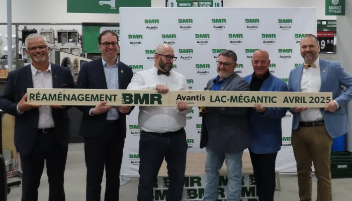 Martin Goulet, représentant de territoire de Groupe BMR, Michel Delisle, chef de la direction d’Avantis Coopérative, Ken Tanguay, directeur des opérations division détail d’Avantis, René Lapierre, vice-président du conseil d’administration d’Avantis, Jean-Claude Grenier, directeur du magasin de Lac-Mégantic, Israel Ward-McNally, vice-président division détail.