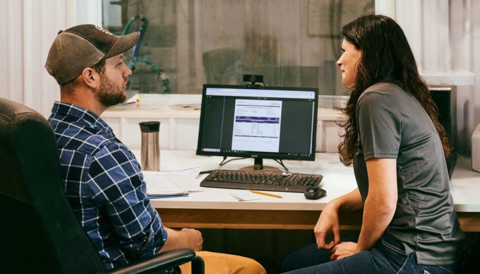 Un producteur et une experte-conseil à un ordinateur