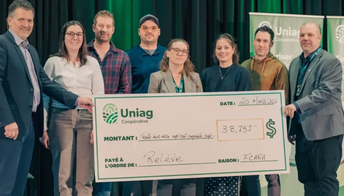 Remise du chèque FCARA à l'AGA d'Uniag Coopérative