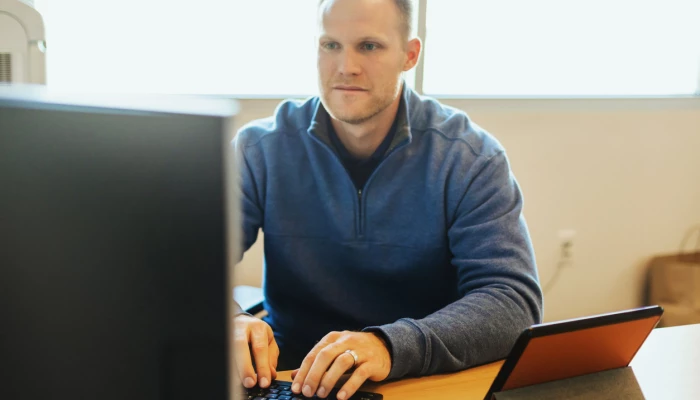 Homme travaillant à un ordinateur