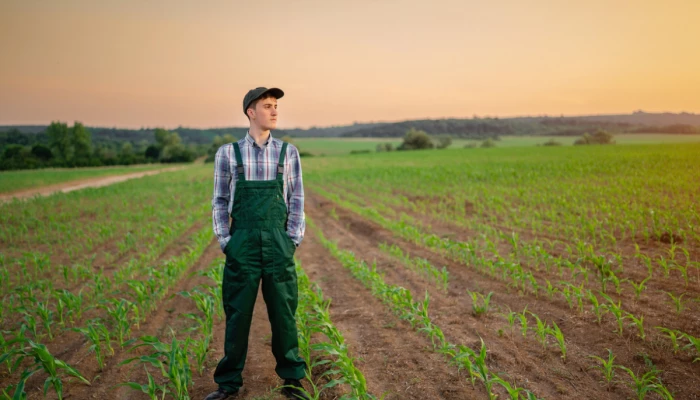 Jeune agriculteur dans un champ