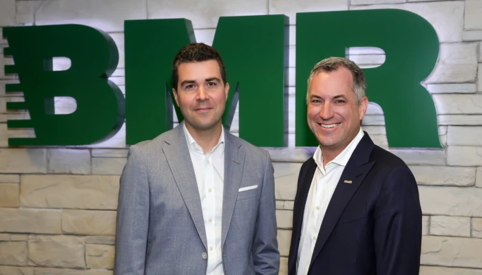 Charles Grégoire-Beliveau et Alexandre Lefebvre devant le logo BMR