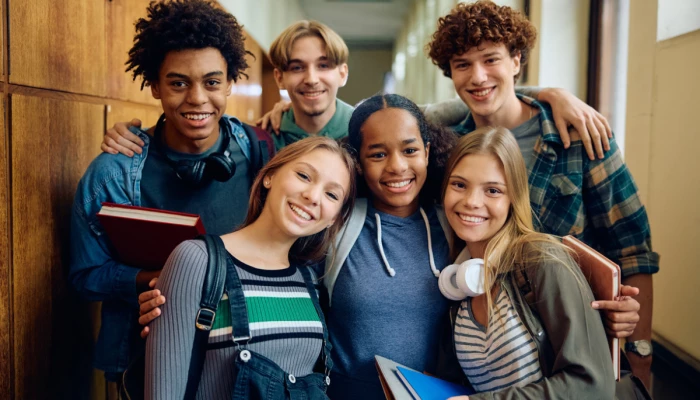 Un groupe d'adolescents dans un corridor d'école
