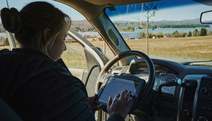 Une agricultrice utilise le portail AgConnexion sur sa tablette dans son camion