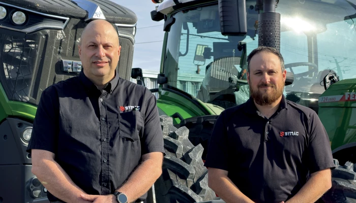 Stéphane Mongeau et Maxime Potvin de Groupe Symac avec des tracteurs