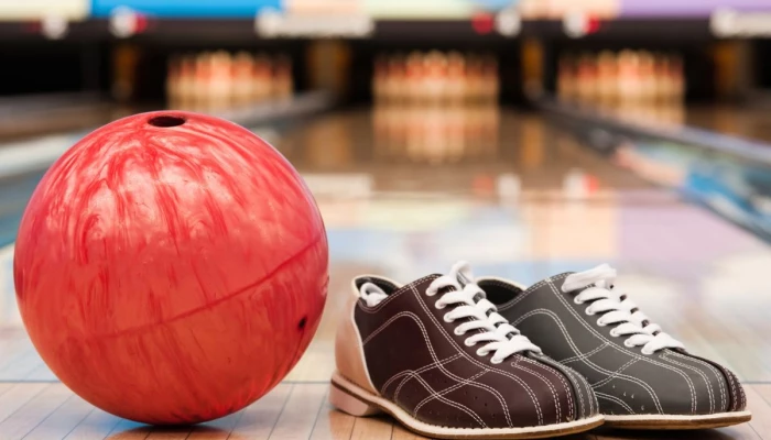 Allée de bowling avec des chaussures et une boule