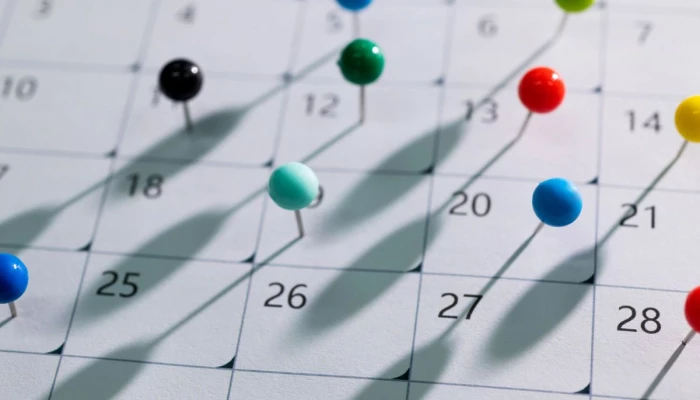 Calendrier avec des punaises