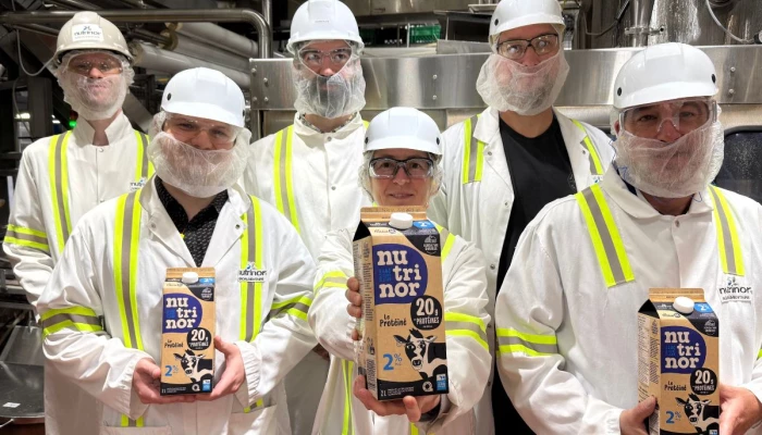 Employés de l'usine d'Alma avec le nouveau lait Le Protéiné de Nutrinor Coopérative