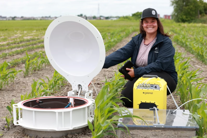 La technicienne de recherche en agriculture durable Cynthia Tremblay à la Ferme de recherche de Sollio Agriculture