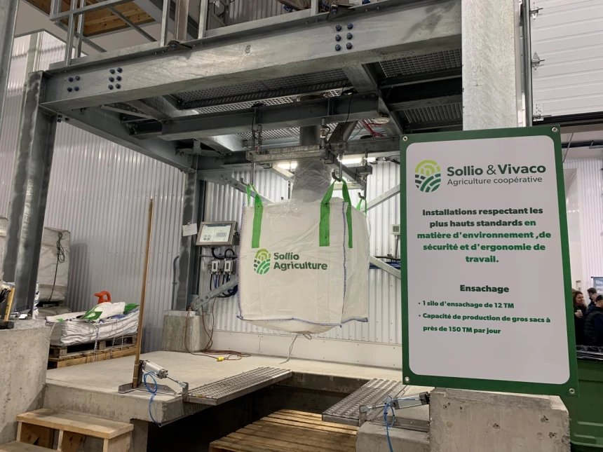Les camions peuvent d’ailleurs se placer à l’intérieur du bâtiment, sous la ligne directe, pour le remplissage.