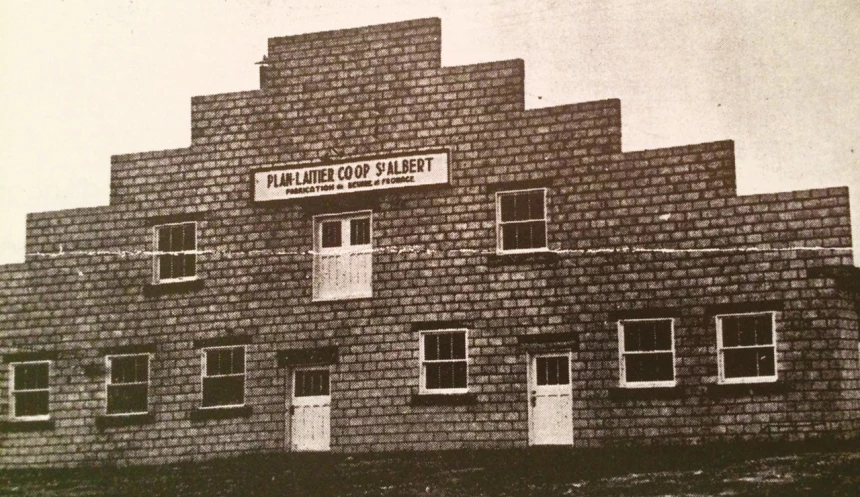 Fromagerie construite de blocs de béton, vraisemblablement vers 1949.