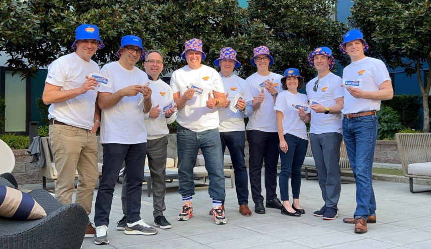 membres d'Olymel dégustant des hot-dog