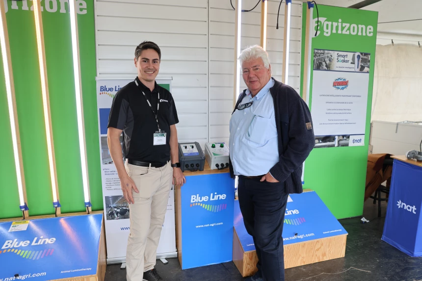 Le conseiller Agrizone par BMR Tanaël Pelletier et le créateur des tubes lumineux Blue Line Spectra Guy Courcelle.