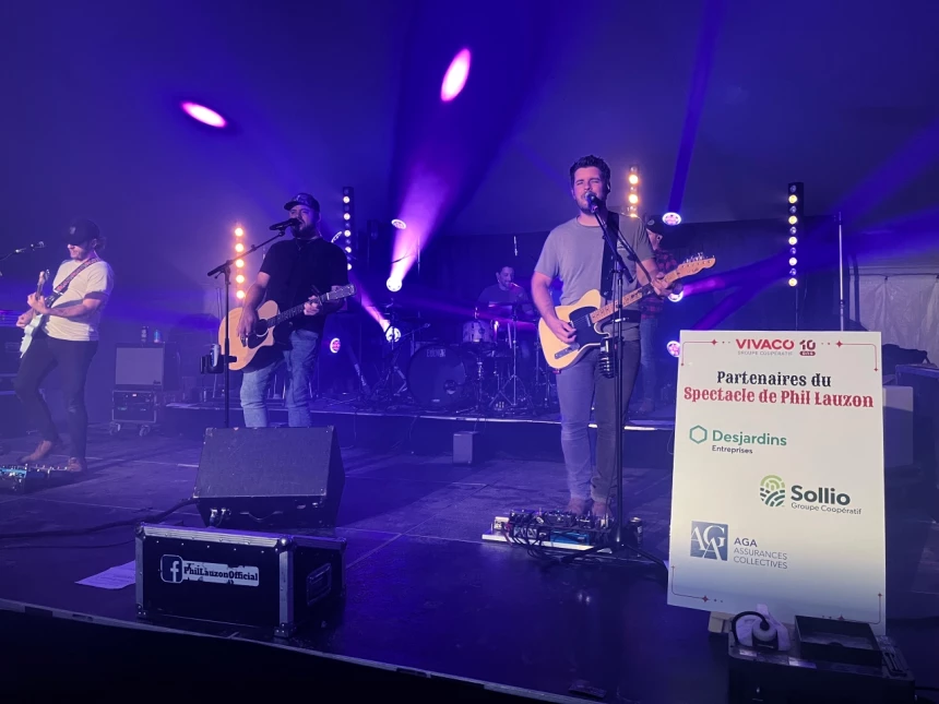 Le spectacle de Phil Lauzon lors des célébrations du 10e anniversaire de VIVACO groupe coopératif.