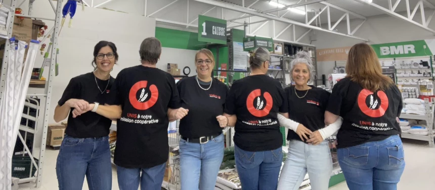Des employés d'un BMR de VIVACO portent leur t-shirt « Unis à notre mission coopérative ».