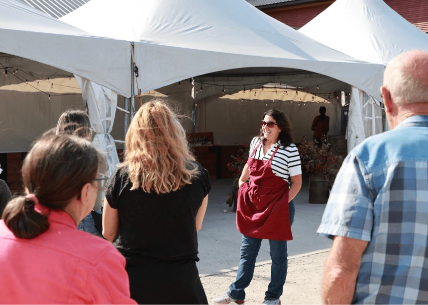 Roxane Fréchette accueille les visiteurs chez Rosé Mignon, l'entreprise de son père. 