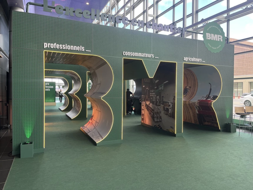 Une arche géante à l'effigie de BMR