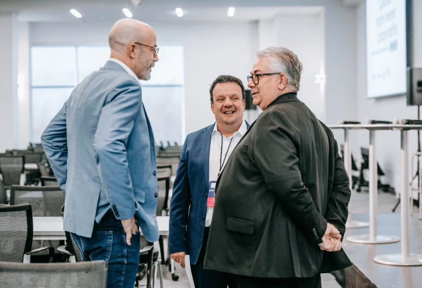 Claude-André Guillotte, Richard Ferland et Roger Massicotte discutent 