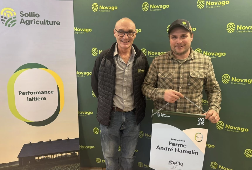 Ferme André Hamelin reçoit son prix pour le concours Performance laitière