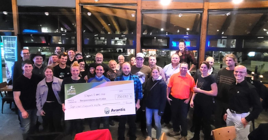 Membres de Avantis Coopérative avec un chèque provenant du FCARA.