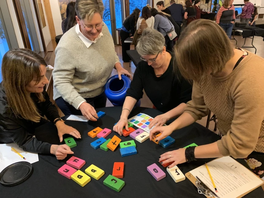 Groupe de femmes jouant à L'Aventureux.