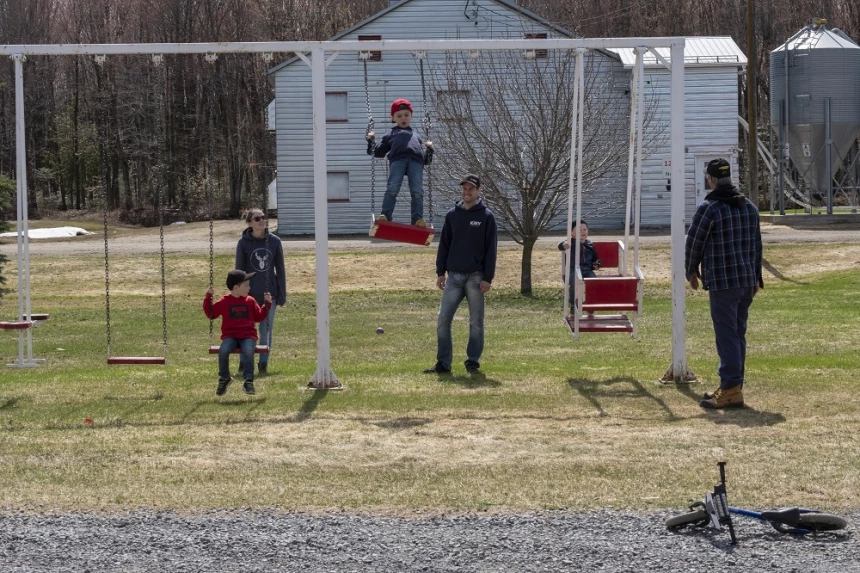 Kim Emery en compagnie de Audrey Pilon, leurs trois enfants et leur grand-père.