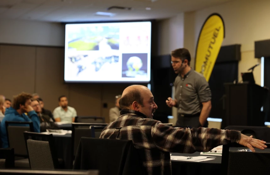 Vincent Cloutier en train de réaliser une présentation