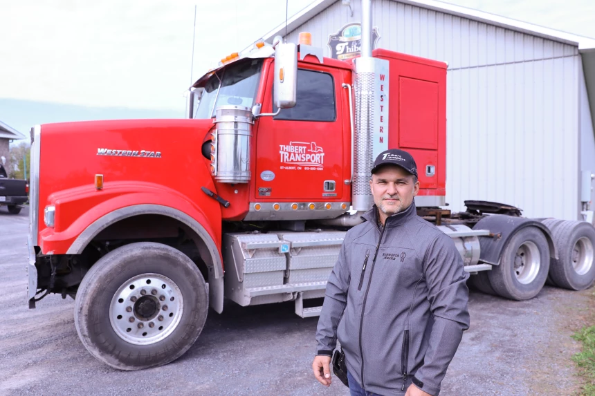 Michel Thibert devant son camion.