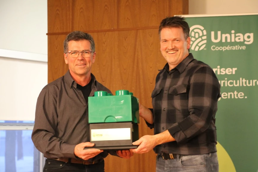 Kelly Allen avec le prix de la bienveillance.