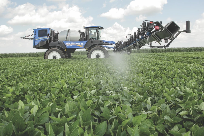 Tracteurs arrosant un champ de pesticides