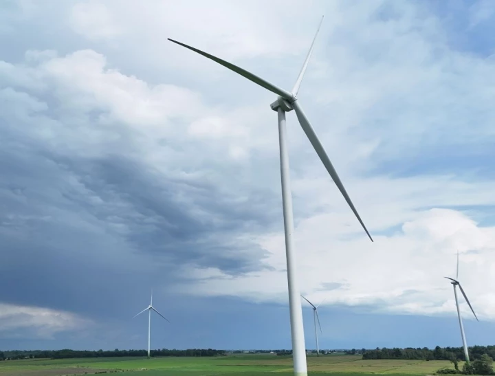 Éolienne vue du bas