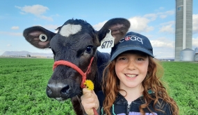 Eva avec une vache