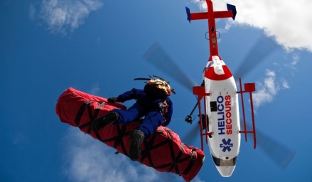 Secouriste qui descend d'un hélicoptère Helico Secours