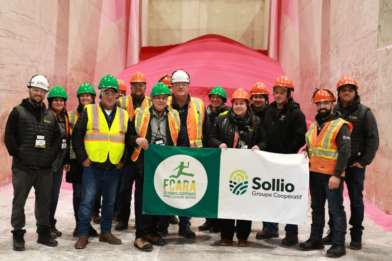 Groupe d'agricultrices et d'agriculteurs du FCARA en visite à CRF Agritech