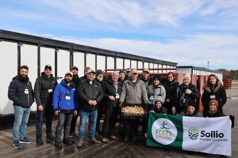 Groupe d'agricultrices et d'agriculteurs du FCARA en visite à Feth Farms