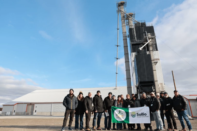 Groupe d'agricultrices et d'agriculteurs du FCARA en visite chez Hoegy's Farm Supply