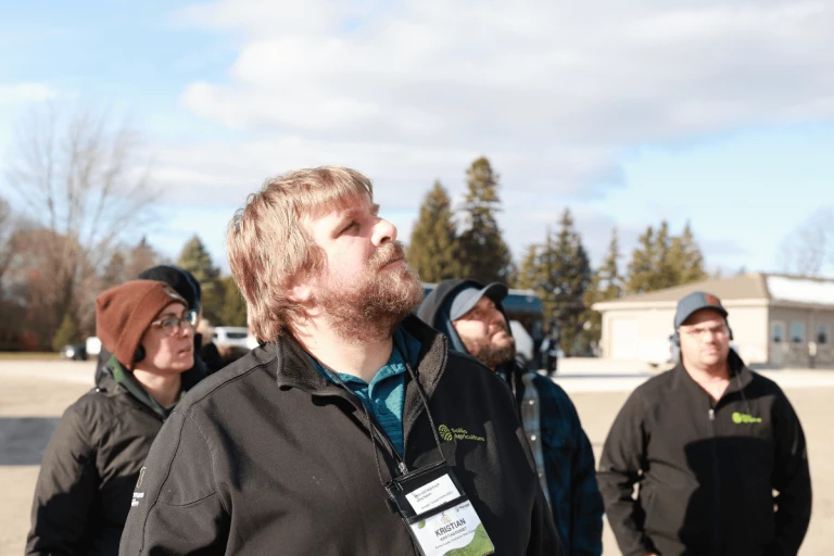 Kristian Forget observe les installations de Hoegy's Farm Supply