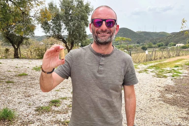 Un homme tenant un bouchon de liège