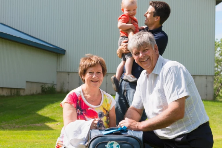 Ghislain Cloutier, sa femme, son fils et son petit-fils.