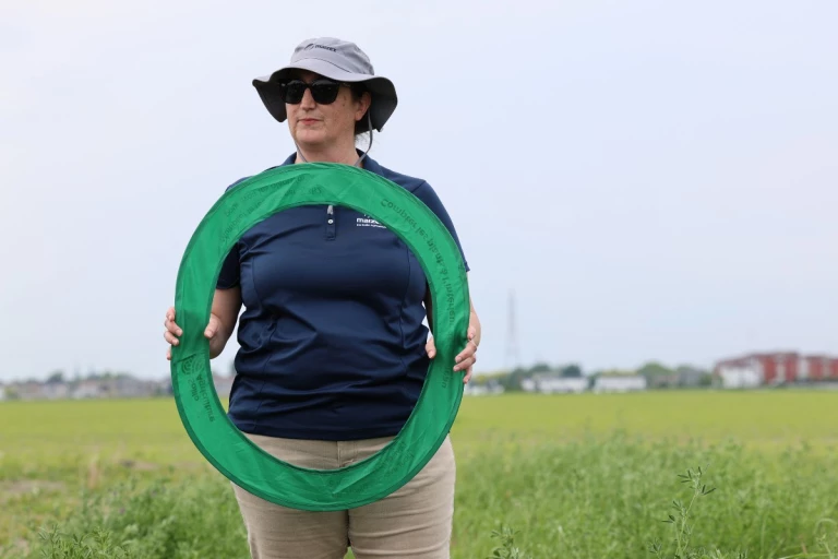 Lyne Beaumont et l'outil pour mesurer le rendement des plantes fourragères