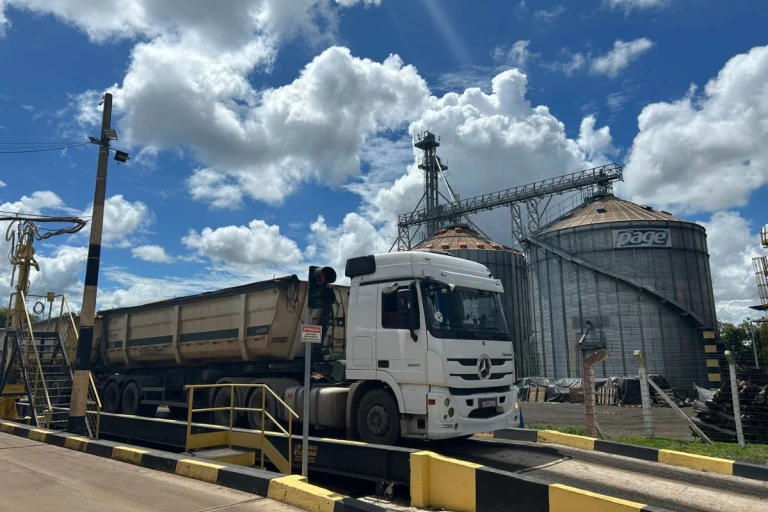 Camion se faisant peser à la ferme Estancia