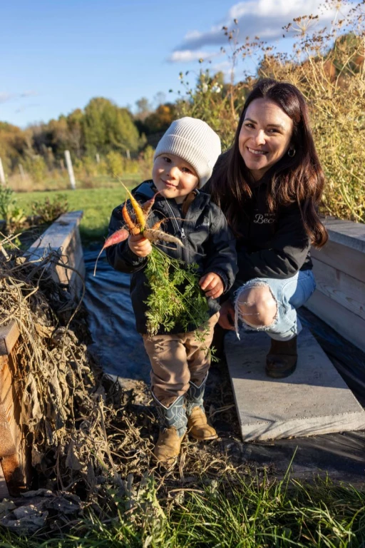 Delphie et son enfant avec des carottes