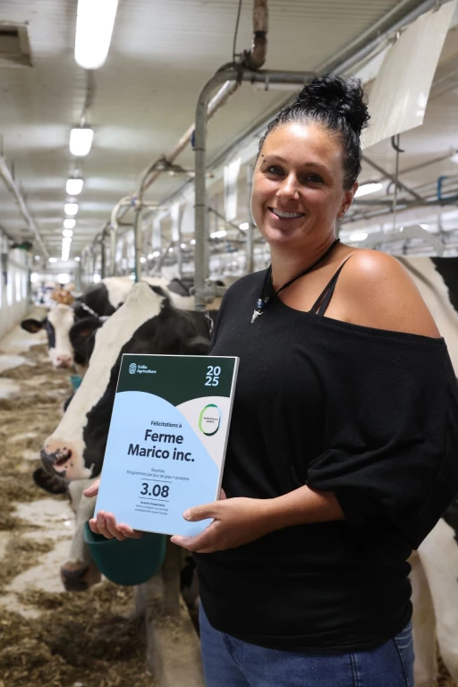 Marie-Claude Marcoux avec son prix pour la performance laitière de la Ferme Marico inc.