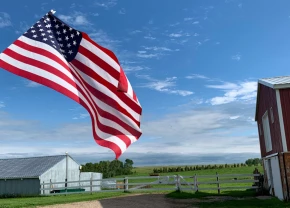 Drapeau américain devant une ferme