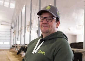 Richard Ferland devant des vaches laitières de sa ferme en Chaudière-Appalaches.