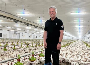 René Gélinas devant son élevage