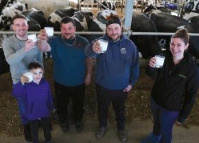 La famille de la Ferme Lesfranches et leur experte-conseil