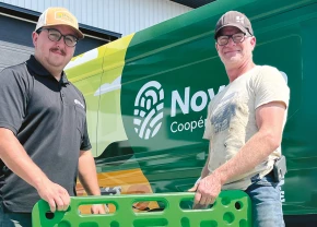 Olivier Alepin, de BMR, remet un panneau de direction pour les porcs à Sébastien Lépine, de la Ferme Sébastien Lépine, de Saint-Alexis-de-Montcalm.