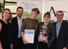 Stéphanie McDuff et Félicie Tremblay-Jacques recevant le prix Josée-de-Grandmont pour la refonte du Coopérateur.coop