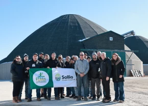 Groupe d'agricultrices et d'agriculteurs du FCARA en visite au centre de distribution de Sollio Agriculture, de Thorndale